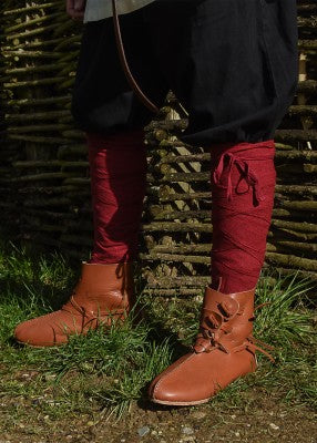 Bandes mollets viking à chevrons rouge/bordeaux en coton, portées avec chaussures en cuir, pour GN, LARP et reconstitution