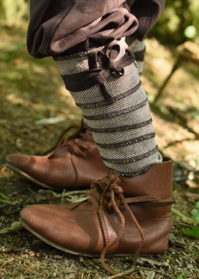 Bandes mollets viking pour enfant en coton brun-naturel, portées avec chaussures en cuir pour reconstitution, GN ou LARP enfant