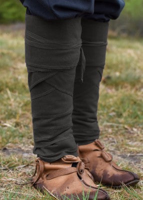Bandes molletières viking en coton noir, portées avec chaussures en cuir et pantalon sombre pour reconstitution, GN ou LARP