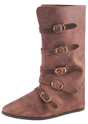 Bottes médiévales marron en cuir suédé portées, cinq boucles en laiton visibles, tige haute ajustée, inspiration fin Moyen Âge