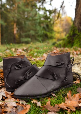 Paire de chaussures Jorvik en cuir brun foncé posée au sol, avec tige montante et fermeture à deux boutons latéraux