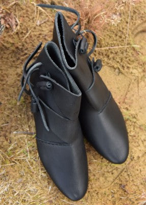 Paire de chaussures vikings Jorvik noires vue de dessus, en cuir montantes avec fermeture par boutons roulés en cuir