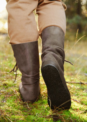 Bottes viking à lacets en cuir marron – reconstitution & spectacle, cuir marron, porté vue de dos semelle caoutchouc, LARP