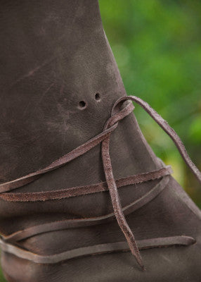 Bottes viking à lacets en cuir marron – reconstitution & spectacle, cuir marron, détail œillets et lacets sur tige, GN LARP