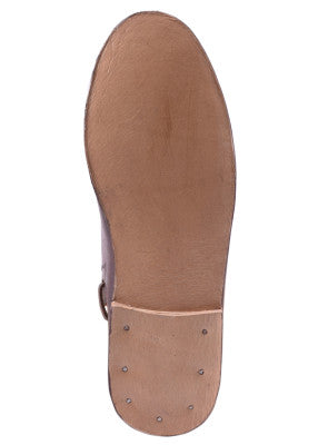 Semelle en cuir de la bottine médiévale brun foncé, vue de dessous avec talon clouté