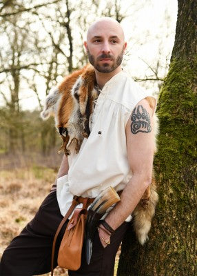 Chemise Constantin naturelle sans manches portée de face, avec laçage et coupe ample pour reconstitution, GN ou LARP
