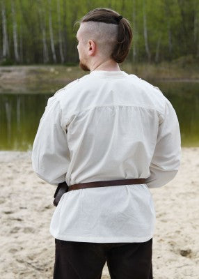 Vue de dos de la chemise Corvin naturelle, avec empiècement d’épaule doublé et coupe ample