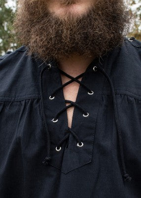 Détail de l’encolure lacée de la chemise Corvin noire, avec œillets métalliques