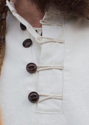 Détail de l’encolure de la chemise Wille naturelle doublée, avec boutons en bois et liens de fermeture