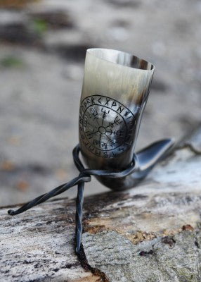 Corne à boire viking avec support Vegvísir – boussole viking, corne beige, vue posée sur rocher, reconstitution, GN et LARP
