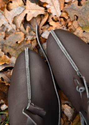 Demi-bottes viking en cuir marron foncé – reconstitution & spectacle, cuir marron foncé, pointe fine, vue dessus, GN LARP