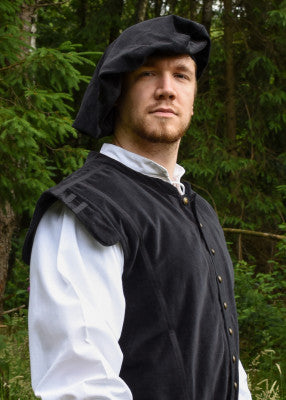 Doublet Victor noir porté de trois quarts avec chapeau, en velours de coton et boutons métalliques décoratifs