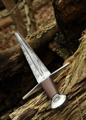 Épée d’armes à pommeau en roue – lame grise en perspective et garde droite – posée sur tronc en forêt, poignée brune automne