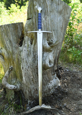 Épée bâtarde à poignée bleue - SK-C, acier gris cuir bleu, vue en herbe, combat scénique reconstitution GN LARP médiéval