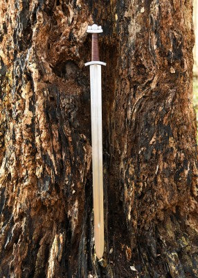 Épée viking Godfred, acier gris et cuir brun, vue studio fond blanc épée et fourreau, reconstitution GN LARP combat scénique