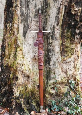 Épée longue à pommeau conique tronqué – SK-B, acier gris cuir brun, vue duo sur arbre, combat scénique reconstitution GN/LARP