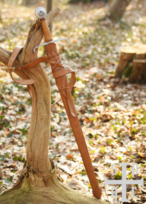 Épée d'armes XIVe siècle réplique Armureries Royales, acier gris cuir brun, vue épée au fourreau en forêt, combat scénique