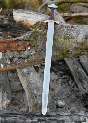 Épée viking type Petersen L, acier gris et cuir brun, vue entière sur fond blanc, reconstitution médiévale et combat scénique