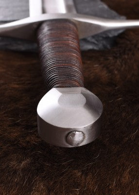 Épée viking à pommeau en goutte d'eau facetté, XIᵉ siècle, acier gris et cuir brun, vue studio épée-fourreau, reconstitution