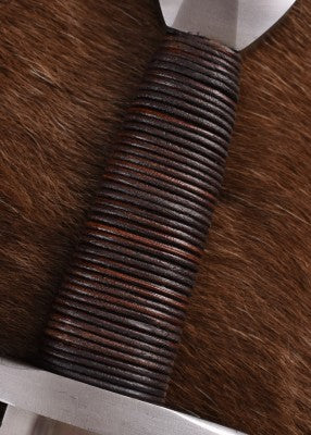 Épée viking à pommeau en goutte d'eau facetté, XIᵉ siècle, acier gris et cuir brun, détail poignée et fourreau, GN et LARP