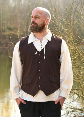 Gilet Lasse brun en coton porté de face, avec boutons métalliques et poches à rabat, pour reconstitution, GN ou LARP