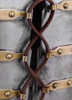 Lorica segmentata Corbridge A en acier inoxydable, détail du laçage en cuir et des bandes de laiton pour reconstitution historique