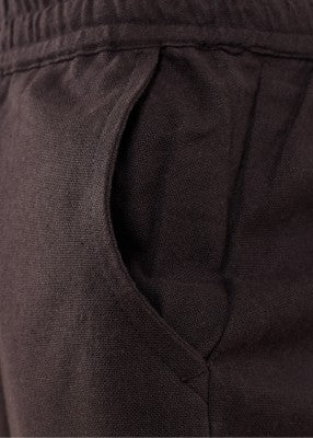 Pantalon large Thore pour enfant en coton brun, détail de la poche et de la taille élastiquée pour reconstitution, GN ou LARP