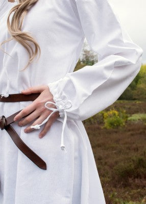 Robe médiévale Ana en coton – blanc – détail manche froncée avec liens de serrage, finition ajustable, robe viking de base
