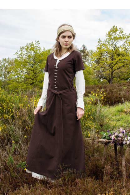 Robe cotehardie Ava brune à manches courtes, portée en extérieur pour reconstitution historique, GN et LARP
