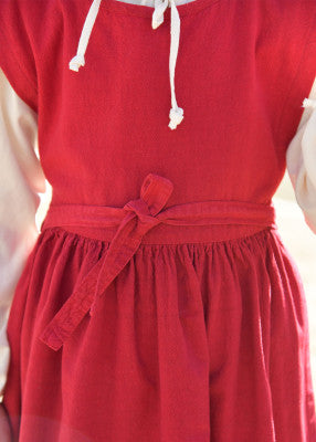 Robe Lilou pour enfant en coton rouge, détail des liens à la taille et de la coupe froncée pour reconstitution, GN ou LARP enfant