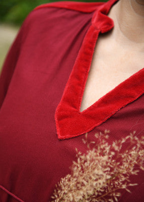 Robe médiévale Meira – noir – gros plan laçage croisé au dos, cordons et œillets, ajustement de la taille, tissu en coton