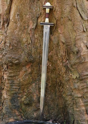 Spatha germanique à pommeau en bouton octogonal – SK-B, acier, laiton doré, vue entière sur tronc, combat scénique, GN LARP