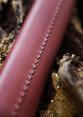 Spatha germanique à pommeau en bouton octogonal – SK-B, cuir rouge, gros plan couture du fourreau sur bois, reconstitution GN