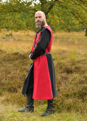 Vue de profil du tabard rouge et noir au lion, coupe longue ouverte pour accompagner les mouvements en reconstitution, GN et LARP