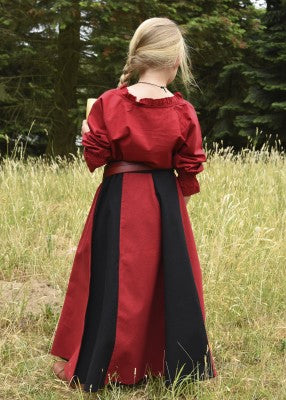 Tunique Helena pour enfant en coton rouge, portée de dos en extérieur avec ceinture pour reconstitution, GN ou LARP enfant