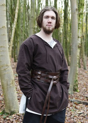 Tunique médiévale Gunther marron portée en extérieur, coupe droite polyvalente, fentes latérales favorisant l’aisance