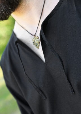 Détail de l’encolure ronde fendue avec lien sur tunique médiévale Gunther noire en coton léger