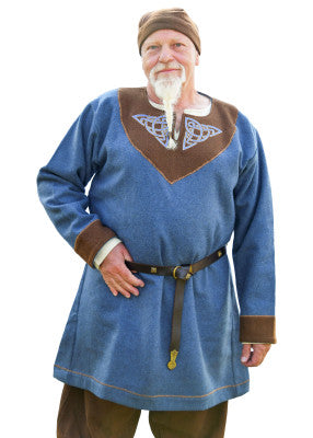 Tunique viking Esben en laine bleu-brun – broderie celtique, laine bleu-brun, gros plan broderie celtique encolure, GN/LARP