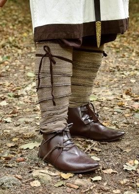 Bandes mollets viking à chevrons brun/blanc en coton, portées avec chaussures en cuir, pour GN, LARP et reconstitution