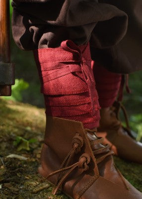 Bandes mollets viking pour enfant en coton rouge-bordeaux, portées avec chaussures en cuir pour reconstitution, GN ou LARP enfant