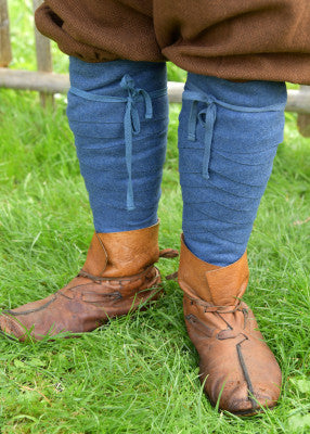 Bandes molletières viking bleues en laine portées avec bottes pour reconstitution, GN et LARP