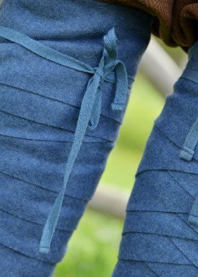 Détail du lien de fermeture sur bande molletière viking bleue en laine pour reconstitution, GN et LARP