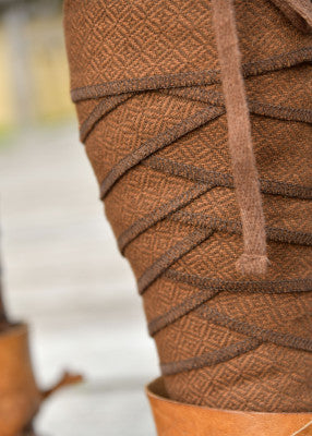Détail du tissage losangé brun des bandes molletières viking en laine pour reconstitution, GN et LARP