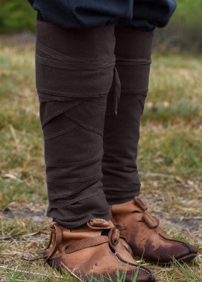 Bandes molletières viking en coton brun, portées avec chaussures en cuir et pantalon sombre pour reconstitution, GN ou LARP