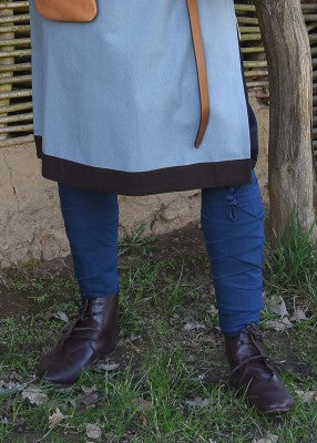 Bandes molletières viking en coton bleu, portées avec robe claire et chaussures en cuir pour reconstitution, GN ou LARP historique