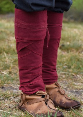 Bandes molletières viking en coton rouge, portées avec chaussures en cuir et pantalon sombre pour reconstitution, GN ou LARP