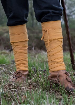 Bandes molletières viking en coton orange, portées avec chaussures en cuir et pantalon noir pour reconstitution, GN ou LARP