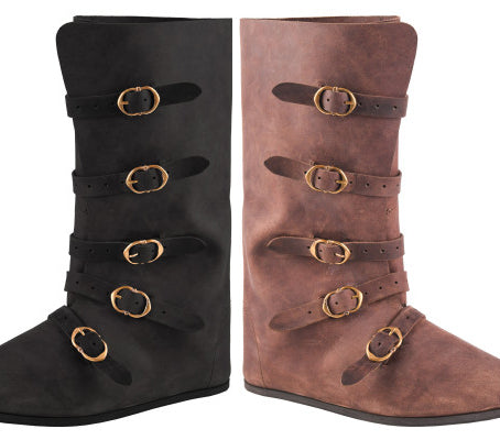 Deux bottes médiévales en cuir suédé, une noire et une marron, cinq boucles en laiton, semelle caoutchouc, sur fond blanc