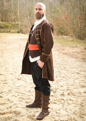 Bottes médiévales marron portées en pied, cuir suédé mat, tige haute à cinq boucles en laiton, style fin Moyen Âge