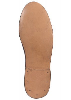 Semelle en cuir de la botte médiévale haute brun foncé, vue de dessous avec talon clouté sur fond uni